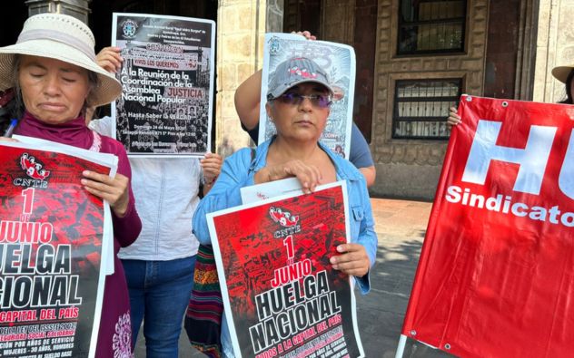 Maestros de la CNTE protestando con lonas y pancartas en el centro, Cuernavaca, Morelos