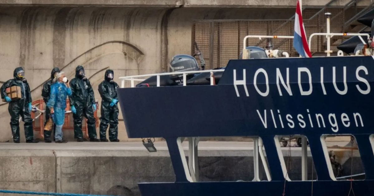 Crucero internacional MV Hondius navegando en aguas del Atlántico cerca de un muelle de desembarque de pasajero