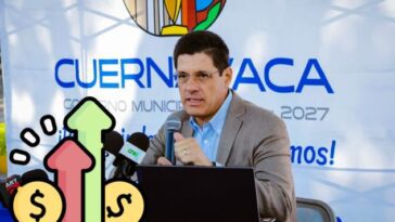 Tesorero municipal Javier Arozarena Salazar y el alcalde José Luis Urióstegui en conferencia de prensa sobre las finanzas de Cuernavaca.