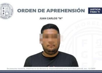Elementos de la Agencia de Investigación Criminal de Morelos durante la cumplimentación de una orden de aprehensión en Cuernavaca