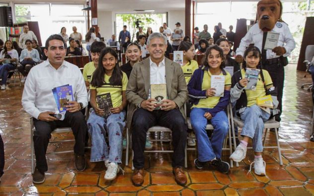 Estudiantes de bachillerato leen libros sentados en las mesas de la Biblioteca Félix Frías Sánchez en Cuernavaca, Morelos