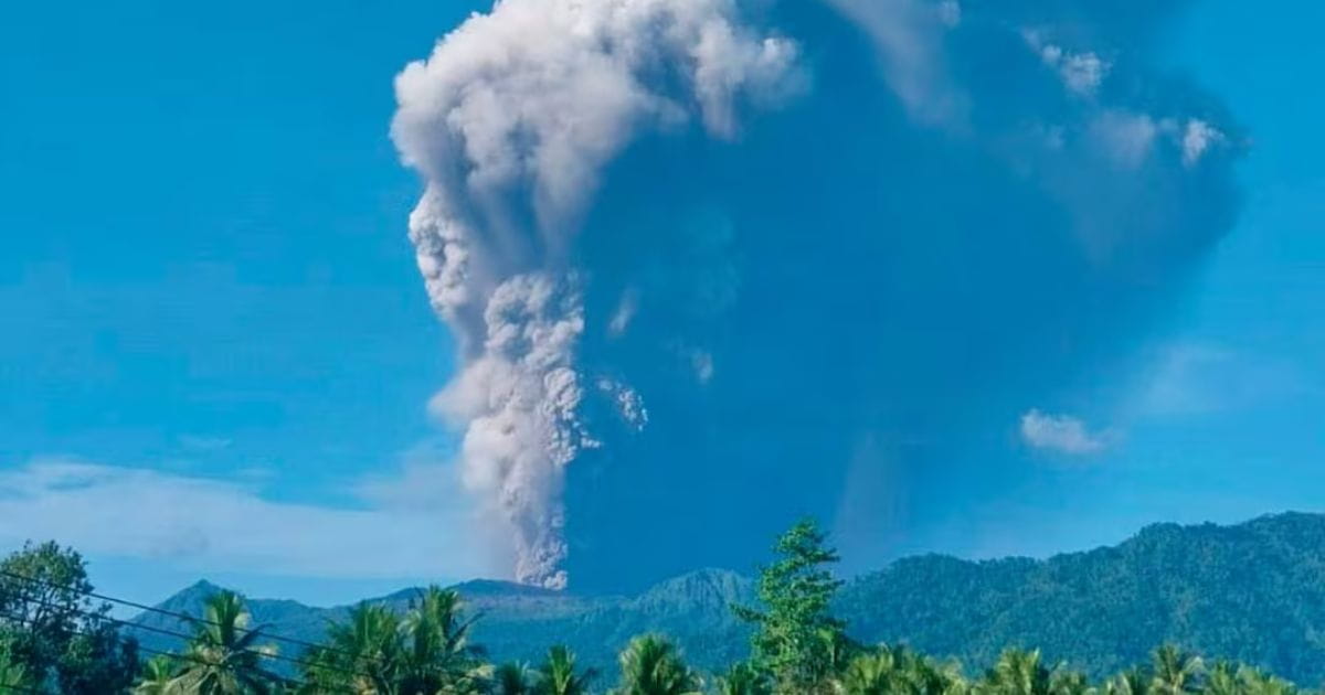 Fallecen excursionistas tras erupción de volcán en Monte Dukono, Indonesi