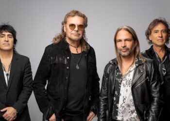 Fher Olvera cantando con Maná durante un concierto masivo en el Estadio Ciudad de México