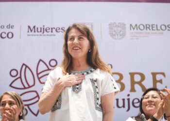 La gobernadora Margarita González Saravia ofrece declaraciones ante medios de comunicación durante un evento oficial en Morelos