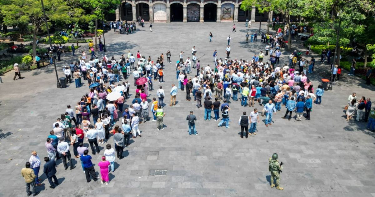 Gobernadora Margarita González Saravia supervisando la evacuación de Palacio de Gobierno, Cuernavaca, Morelos