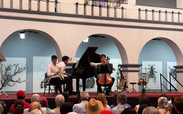 Músicos franceses interpretando música con piano, saxofón y cello en el Museo de la Ciudad de Cuernavaca, Morelos