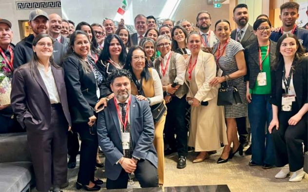 DESTACADA Empresarios conversando en un encuentro de negocios internacional en Toronto, Canadá