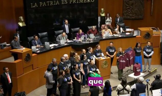 Senadores del PAN mostrando playeras de apoyo en la tribuna del Senado de la República en Ciudad de México