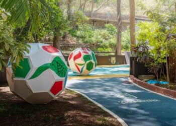 Visitantes recorren los senderos del Parque Estatal Urbano Barranca de Chapultepec en Cuernavaca, Morelos