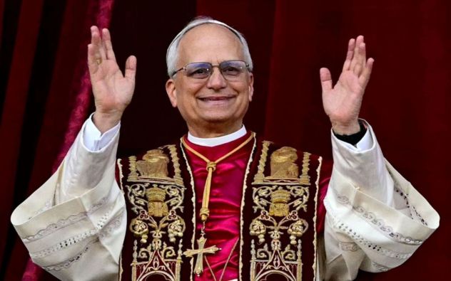 El papa León XIV hablando con periodistas a la salida de su residencia en Castel Gandolfo, Roma