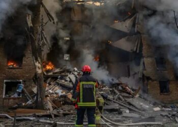 Escombros y estructuras destruidas de un centro comercial en Kiev tras los bombardeos con misiles rusos