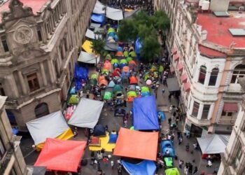 Un maestro de la CNTE muere en plantón del Zócalo de CDMX
