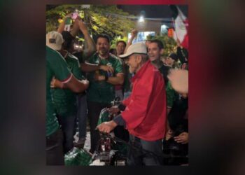 Aficionados arman "coperacha" para abuelito vendedor