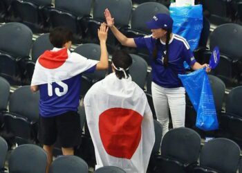 Aficionados de Japón limpian Estadio