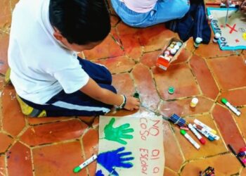 Estudiantes de la escuela primaria Vicente Guerrero durante un taller lúdico en la biblioteca de Cuernavaca, Morelos
