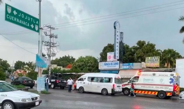 Unidades de la policía estatal resguardando una vialidad en el municipio de Zacatepec, Morelos
