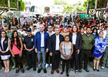 Vecinos de la colonia Lagunilla de Cuernavaca tomando protesta como Comité de Paz junto al alcalde y autoridades estatales frente a módulos de atención comunitaria.