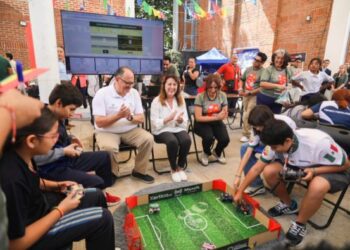 Fotografía de la gobernadora Margarita González Saravia interactuando con estudiantes de la UTEZ o CECyTE