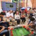 Fotografía de la gobernadora Margarita González Saravia interactuando con estudiantes de la UTEZ o CECyTE