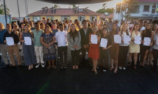 Estudiantes universitarios galardonados sosteniendo sus reconocimientos en el Ayuntamiento de Cuernavaca, Morelos