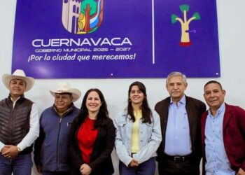 Productores agrícolas revisando sistemas de riego y ollas de captación de agua en Tetela del Monte, Cuernavaca, Morelos