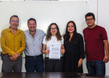 Vecinos y empresarios firmando un convenio de colaboración ambiental junto a autoridades de servicios públicos en un parque de Cuernavaca, Morelos