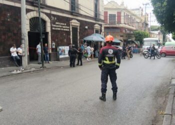 Elementos de Protección Civil de Morelos y personal militar de la Defensa resguardando el perímetro exterior del edificio de la Junta Local de Conciliación y Arbitraje en Cuernavaca durante las labores de evacuación y revisión con binomios caninos.