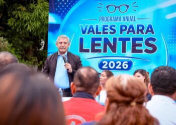 Trabajadores del ayuntamiento recibiendo apoyos económicos para salud visual en Cuernavaca, Morelos