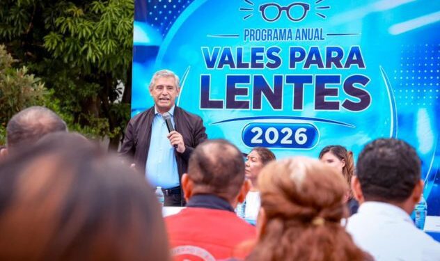 Trabajadores del ayuntamiento recibiendo apoyos económicos para salud visual en Cuernavaca, Morelos