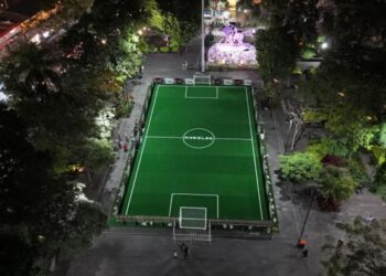 Vista aérea de una cancha de futbol de pasto sintético instalada temporalmente sobre la Plaza Zapata en el Centro de Cuernavaca, Morelos.