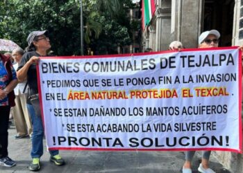Comuneros del poblado de Tejalpa manifestándose de forma pacífica frente al Palacio de Gobierno de Morelos, sosteniendo pancartas en defensa de la Reserva Natural Protegida El Texcal.