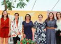 Fotografía del presídium del foro "Del Territorio al Poder" en Morelos, mostrando a Jessica Ortega, Alejandra Barrales y Anayeli Muñoz hablando frente a un auditorio lleno de mujeres con pancartas y pañuelos violetas.