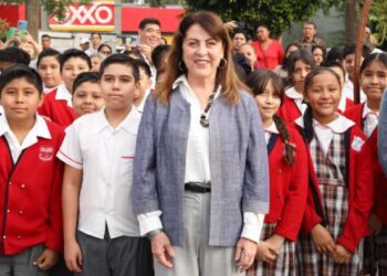 — Alumnos y autoridades estatales participan en la ceremonia cívica de Honores a la Bandera en Cuernavaca, Morelos