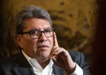 Ricardo Monreal gesticula durante una conferencia de prensa en el Palacio Legislativo de San Lázaro, Ciudad de México