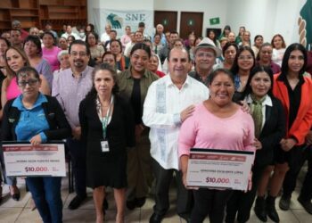 Fotografía de mujeres emprendedoras del municipio de Tetela del Volcán recibiendo constancias de créditos financieros junto a autoridades de la SDEyT y FINABIEN en Morelos.