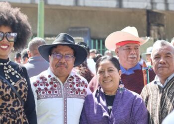 Consejeras, consejeros y autoridades del CNPI e IPIAM durante las mesas de trabajo en la Ciudad de México, analizando el proyecto de ley para los pueblos originarios y afromexicanos.