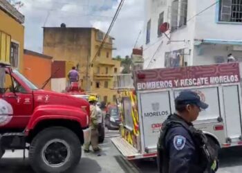 Elementos de bomberos y paramédicos atendiendo la emergencia por incendio en la calle Gutenberg de Cuernavaca, Morelos