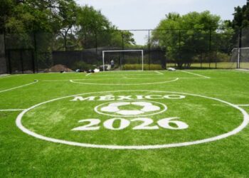 Cancha de usos múltiples recién remodelada con porterías y pintura nueva en un municipio de Morelos