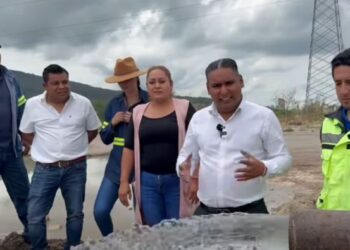 Autoridades municipales y técnicos de SICAPEZ supervisando la maquinaria de perforación del nuevo pozo de agua en Emiliano Zapata, Morelos.