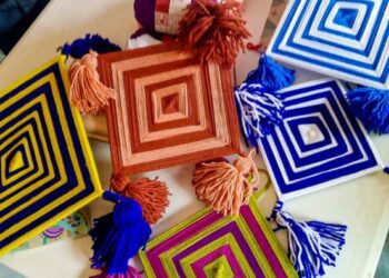 — Personas aprendiendo técnicas artesanales y textiles de arte huichol en un taller comunitario de Cuernavaca, Morelos