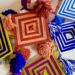 — Personas aprendiendo técnicas artesanales y textiles de arte huichol en un taller comunitario de Cuernavaca, Morelos