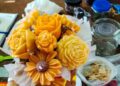 Mujeres elaborando velas aromáticas artesanales con moldes y fragancias en un taller comunitario de Cuernavaca, Morelos