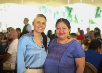 Fotografía de la síndica de Cuernavaca, Paula Trade Hidalgo, junto a Andrea Esthefania Gaona Mendoza y miembros de la nueva mesa directiva de CANACAR Morelos durante el evento protocolario.
