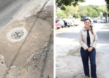 La síndica municipal de Cuernavaca, Paula Trade, dialogando con vecinos de la colonia Teopanzolco al lado de una zona delimitada debido a un socavón en el asfalto.