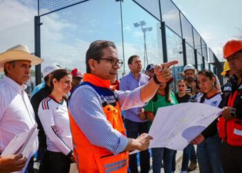 El alcalde de Cuernavaca junto a regidores y el secretario de obras recorriendo un predio de tierra en la colonia La Unión para planificar un centro comunitario.