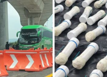 Patrullas de la policía resguardando el operativo de revisión a autobuses en la carretera México-Cuernavaca, Morelos