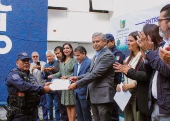 Elementos de la SEPRAC recibiendo reconocimientos económicos y educativos al mérito policial en Cuernavaca, Morelos