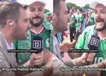 El reportero italiano Alessio De Giuseppe de DAZN sonriendo mientras es rodeado y cargado por aficionados con playeras de la Selección Mexicana afuera del estadio.