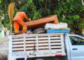 Trabajadores de servicios públicos de Cuernavaca subiendo llantas y muebles viejos a un camión de volteo durante la Ruta del Cacharro.