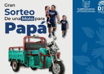 Fotografía publicitaria de una motocicleta eléctrica EvoBike brillante con un moño de regalo, junto a los logotipos del Ayuntamiento de Cuernavaca y del DIF municipal.